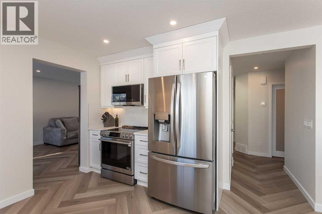 10 Pickwick Lane, Lacombe, AB - Indoor Photo Showing Kitchen