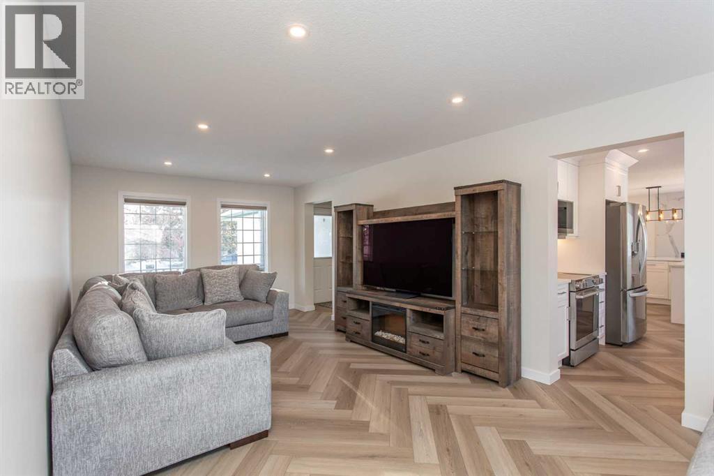 10 Pickwick Lane, Lacombe, AB - Indoor Photo Showing Living Room