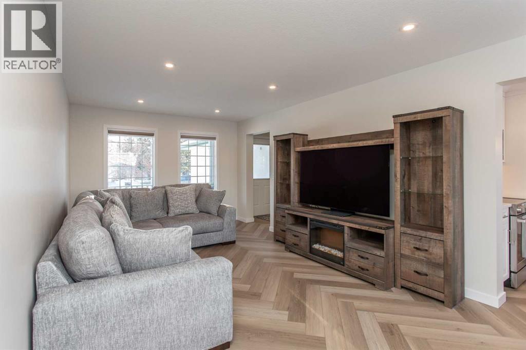 10 Pickwick Lane, Lacombe, AB - Indoor Photo Showing Living Room