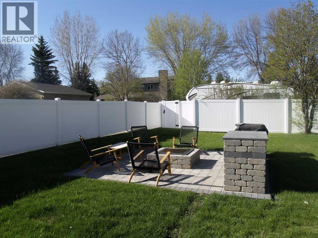 10 Pickwick Lane, Lacombe, AB - Outdoor