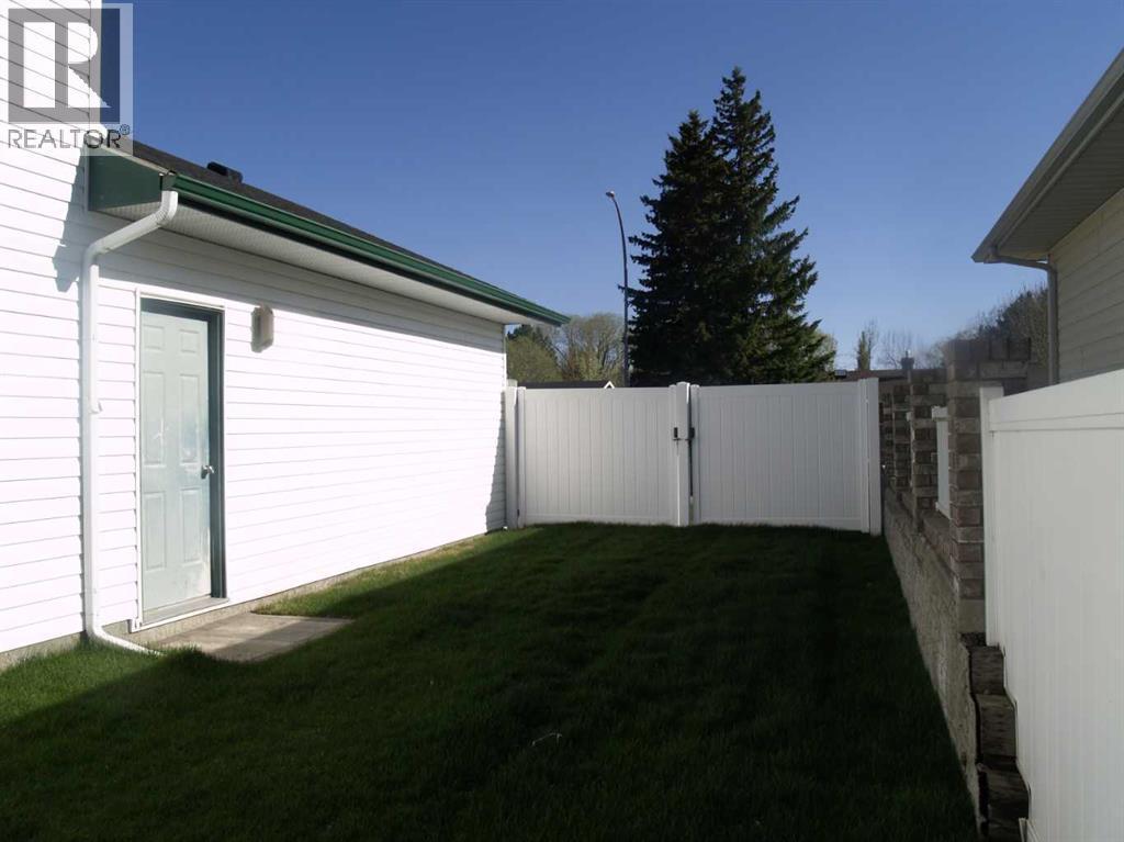10 Pickwick Lane, Lacombe, AB - Outdoor With Exterior