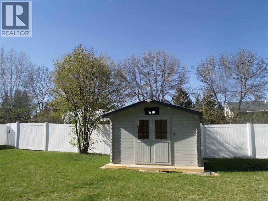 10 Pickwick Lane, Lacombe, AB - Outdoor