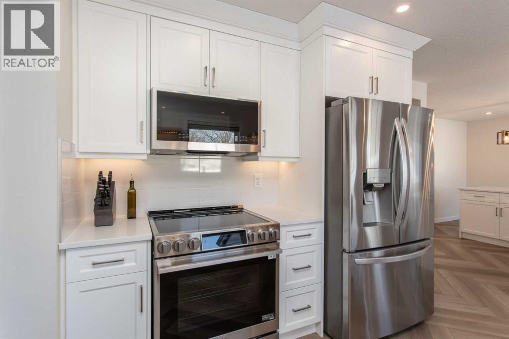 10 Pickwick Lane, Lacombe, AB - Indoor Photo Showing Kitchen With Upgraded Kitchen