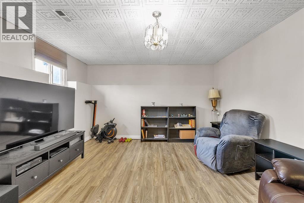 9883 Athens Road Se, Calgary, AB - Indoor Photo Showing Living Room