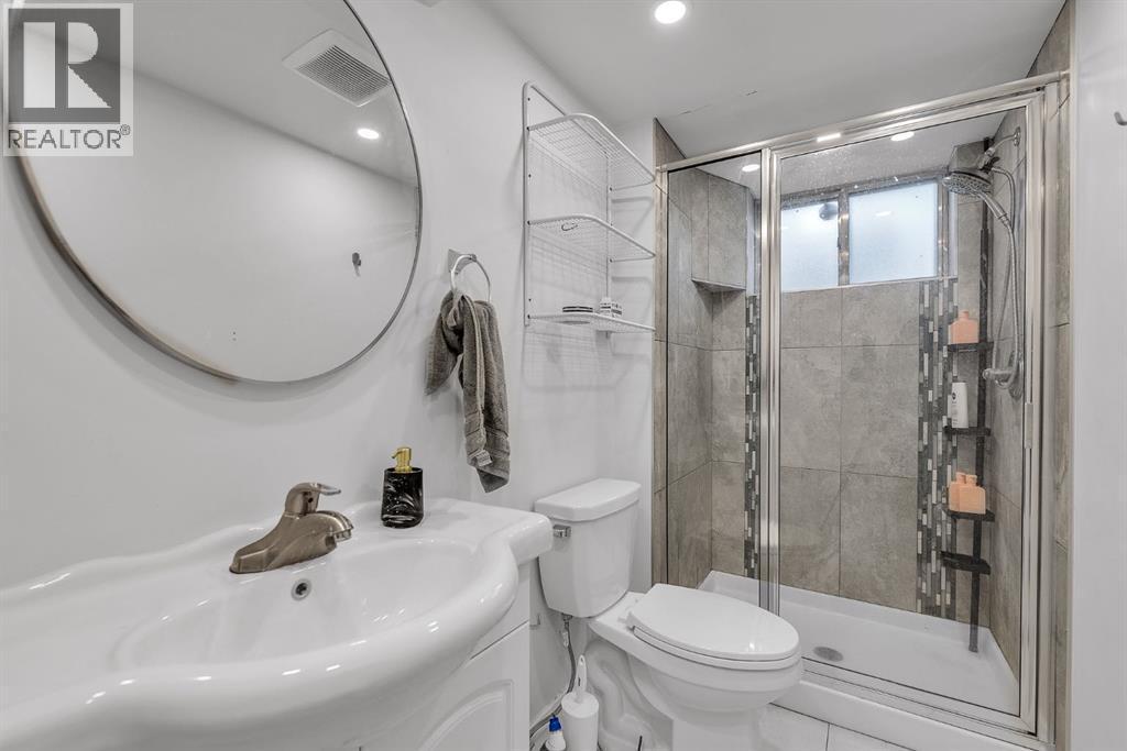 9883 Athens Road Se, Calgary, AB - Indoor Photo Showing Bathroom