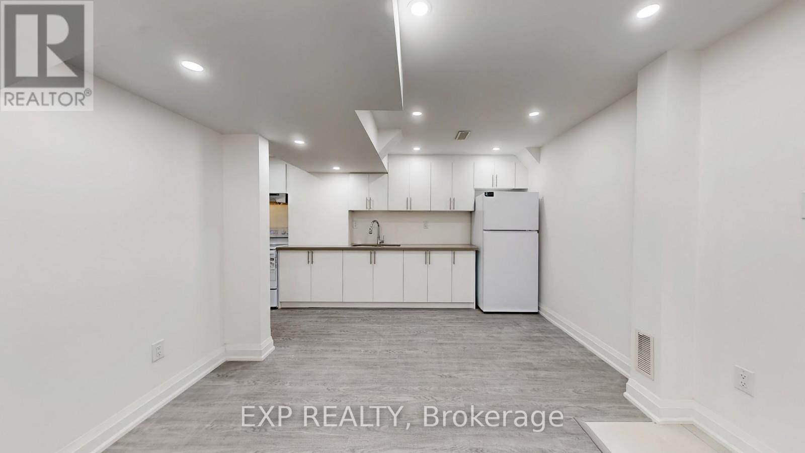 Bsmt - 33 Native Landing, Brampton, ON - Indoor Photo Showing Kitchen