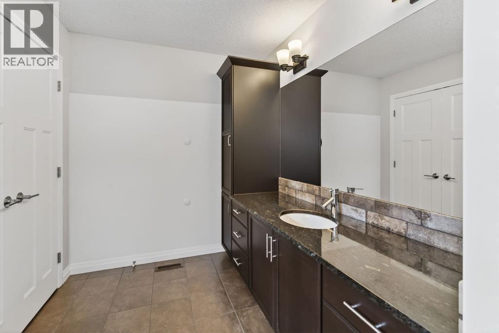 105 Riviera Crescent, Cochrane, AB - Indoor Photo Showing Bathroom