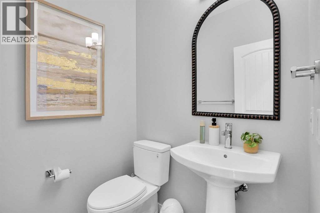 86 Edith Row Nw, Calgary, AB - Indoor Photo Showing Bathroom