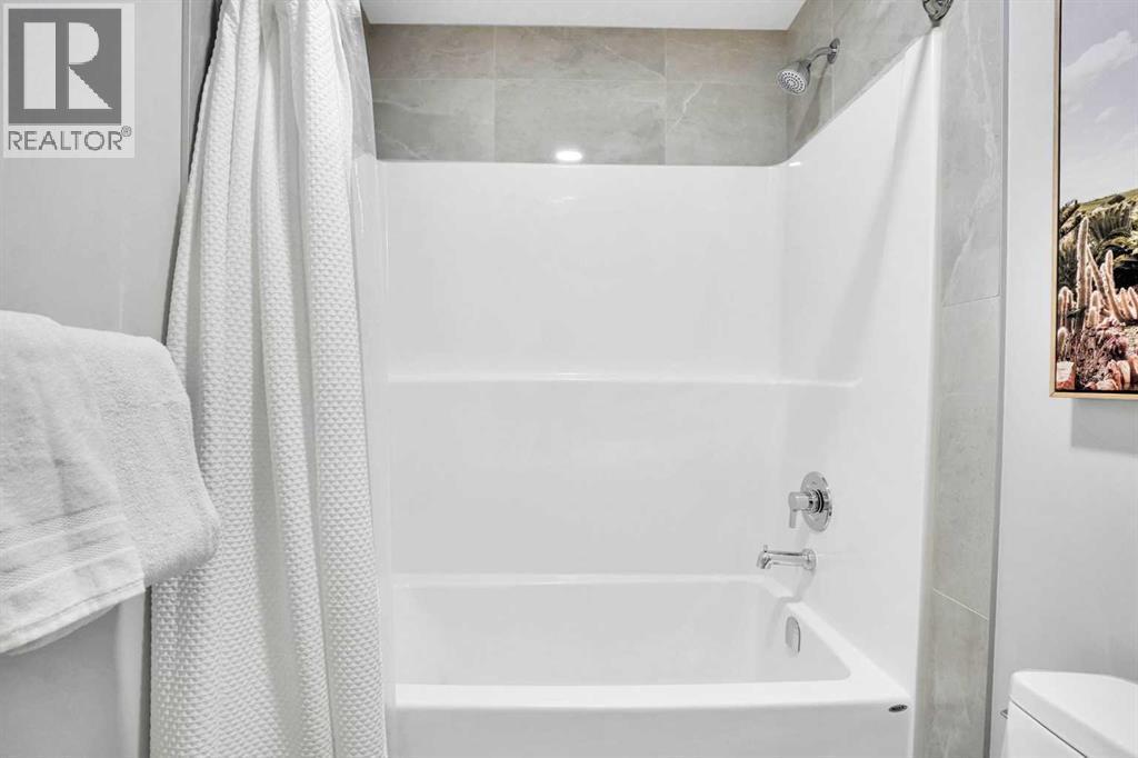 86 Edith Row Nw, Calgary, AB - Indoor Photo Showing Bathroom