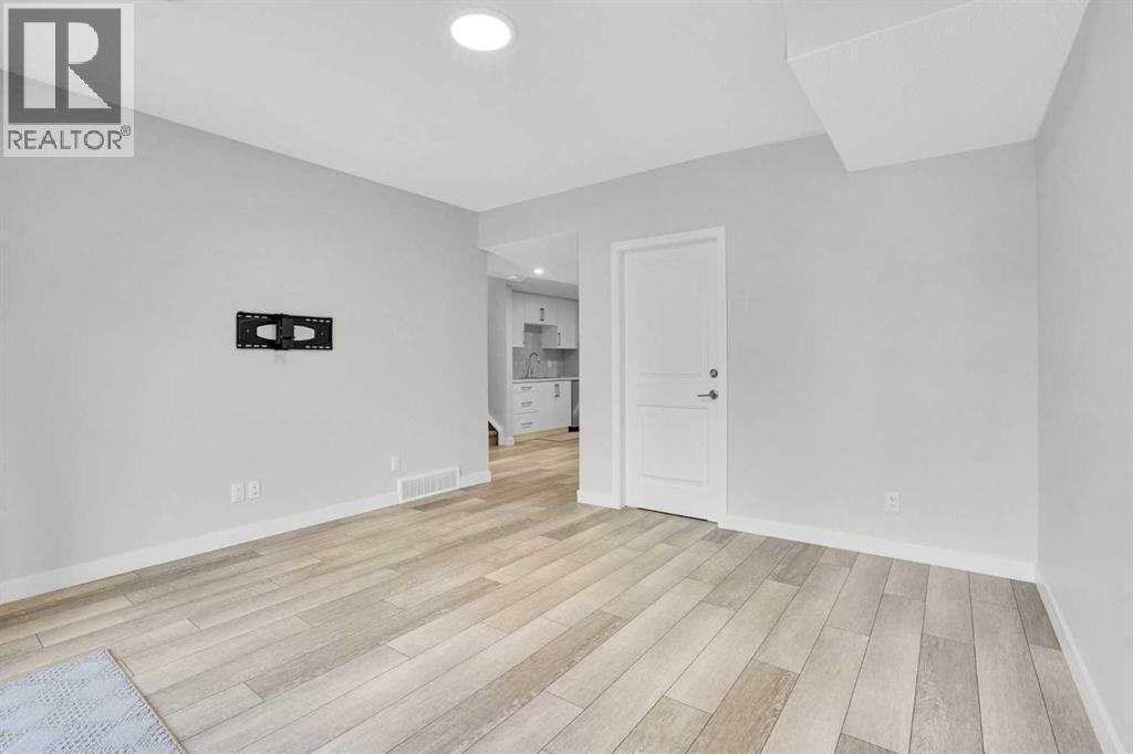 86 Edith Row Nw, Calgary, AB - Indoor Photo Showing Other Room