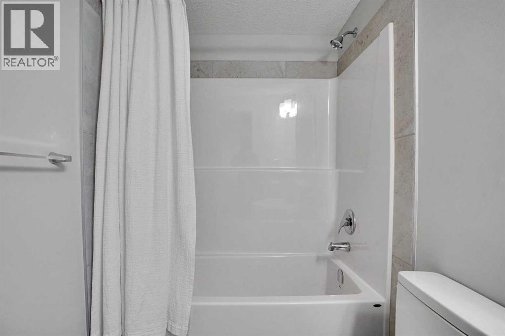 86 Edith Row Nw, Calgary, AB - Indoor Photo Showing Bathroom