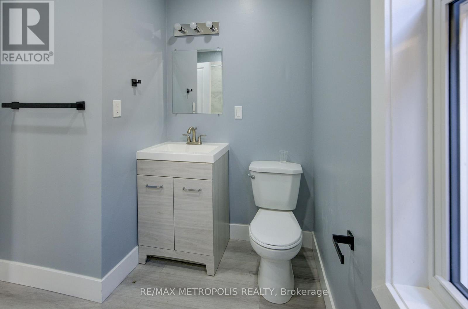 161 Kenilworth Avenue N, Hamilton, ON - Indoor Photo Showing Bathroom