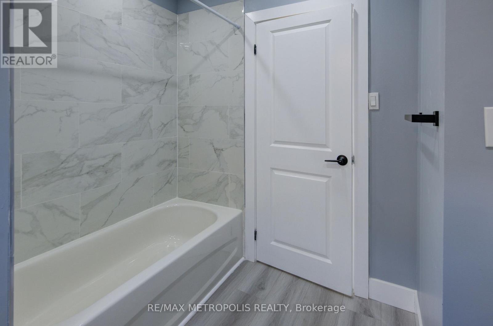161 Kenilworth Avenue N, Hamilton, ON - Indoor Photo Showing Bathroom