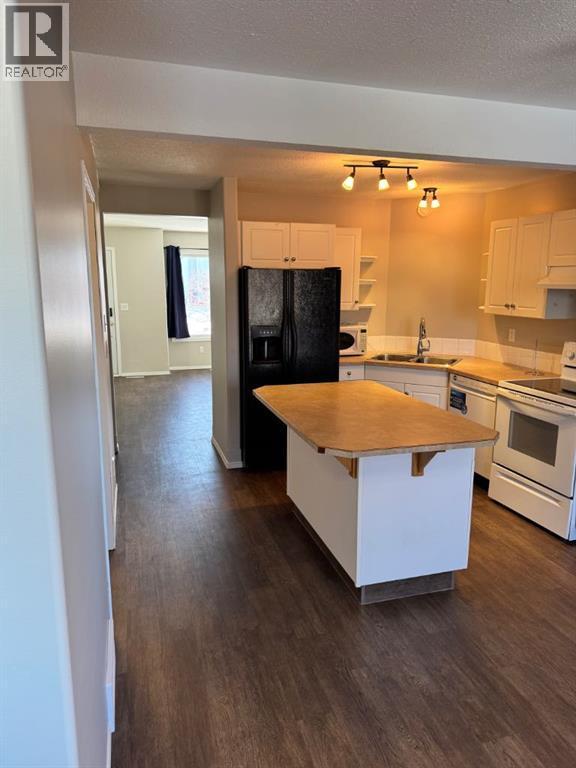 61 Lakeview Close, Blackfalds, AB - Indoor Photo Showing Kitchen With Double Sink