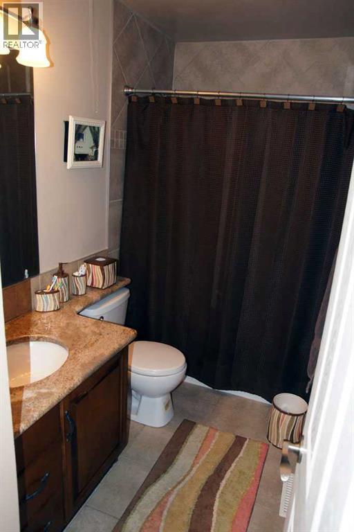 1908 Olympia Drive Se, Calgary, AB - Indoor Photo Showing Bathroom