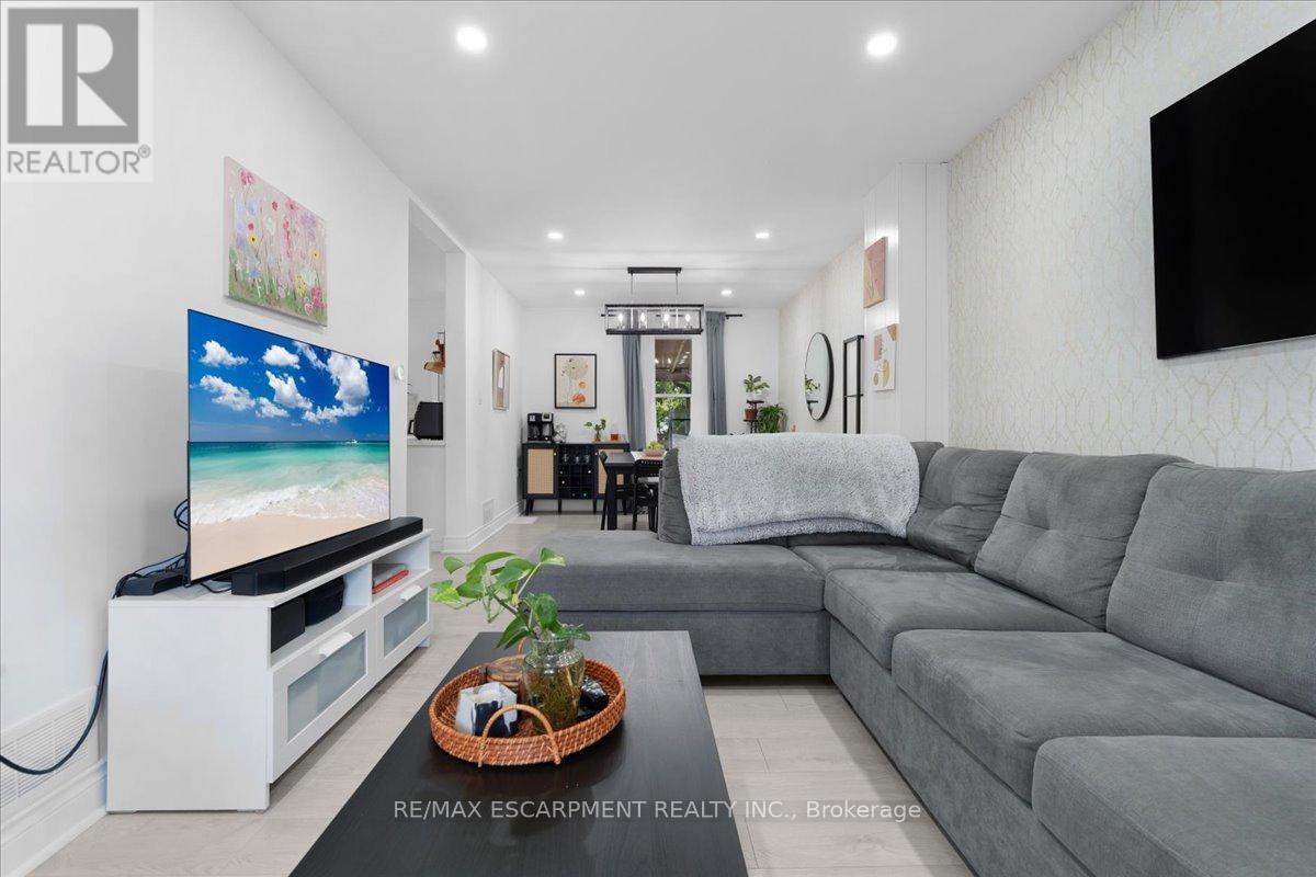 133 Frederick Avenue, Hamilton, ON - Indoor Photo Showing Living Room