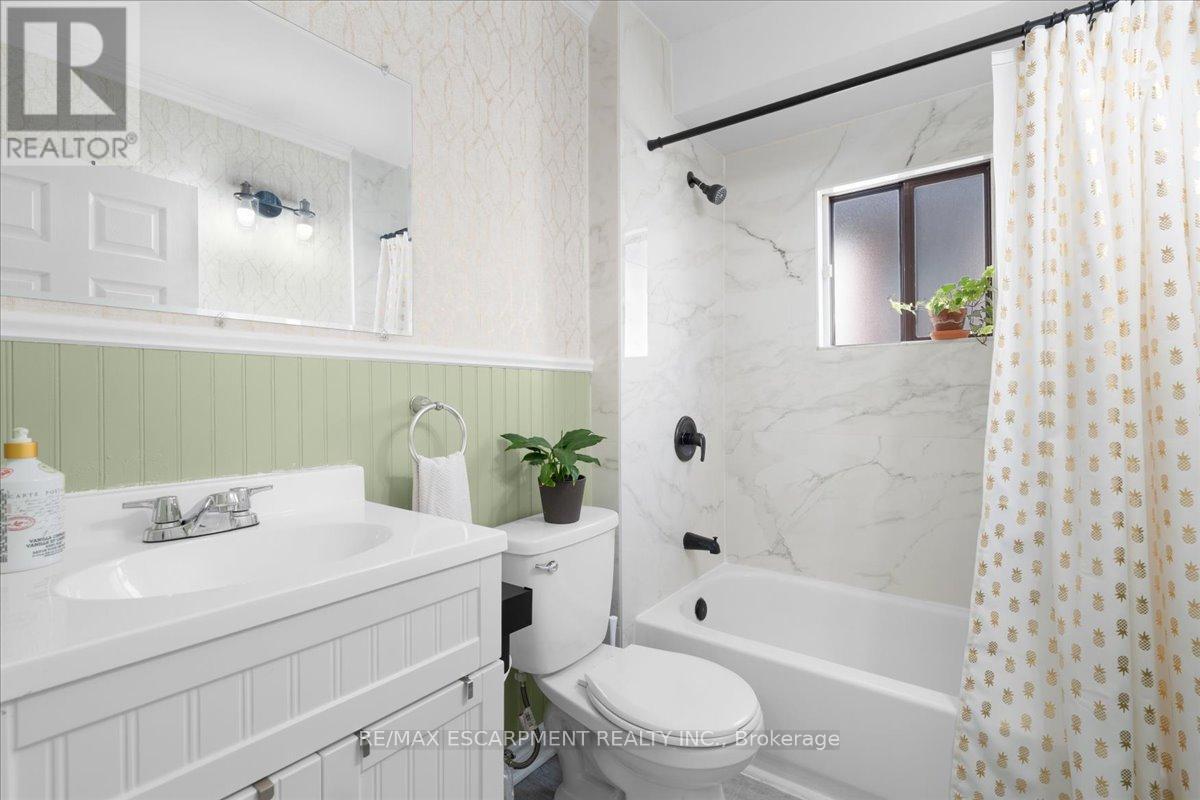 133 Frederick Avenue, Hamilton, ON - Indoor Photo Showing Bathroom