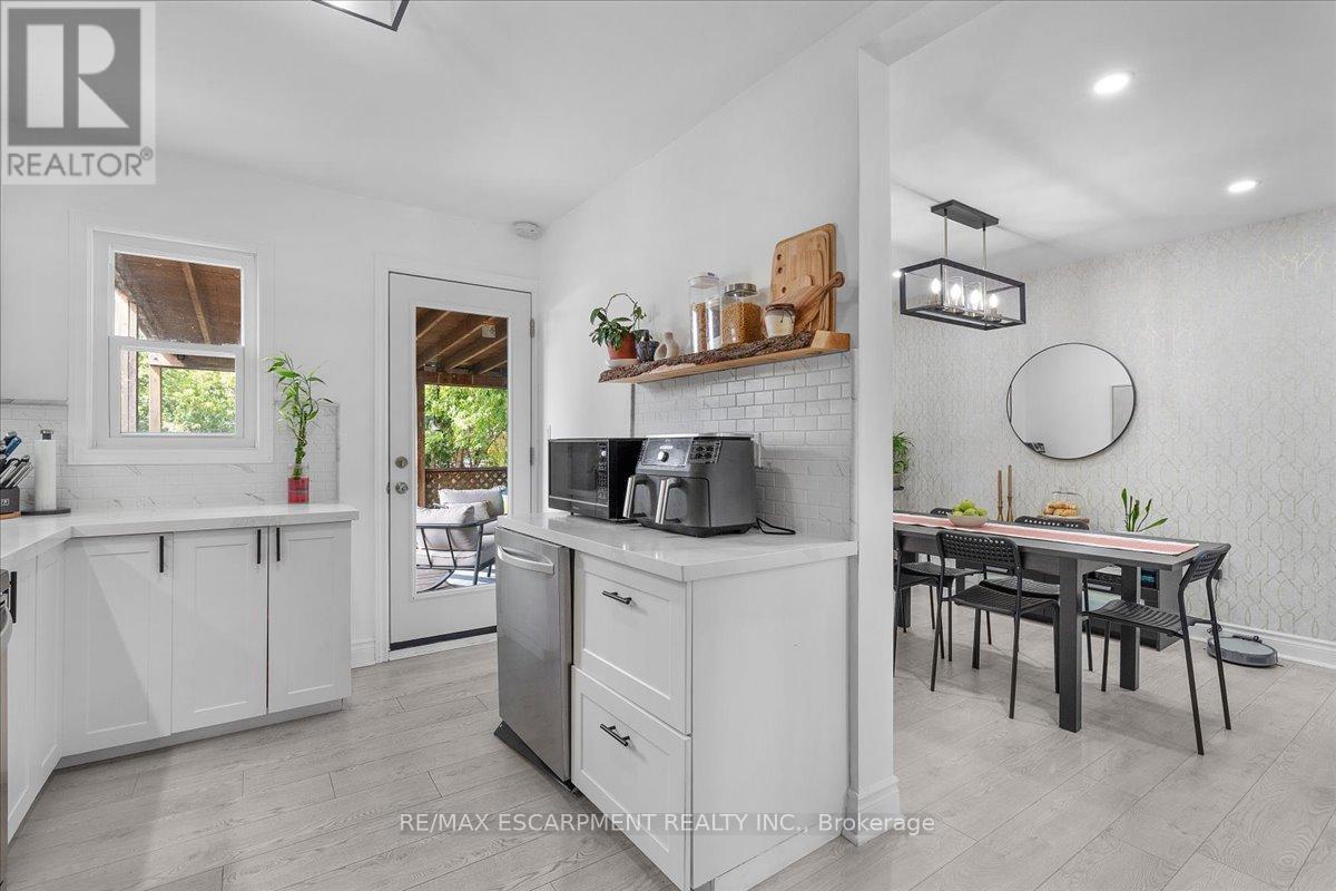 133 Frederick Avenue, Hamilton, ON - Indoor Photo Showing Kitchen