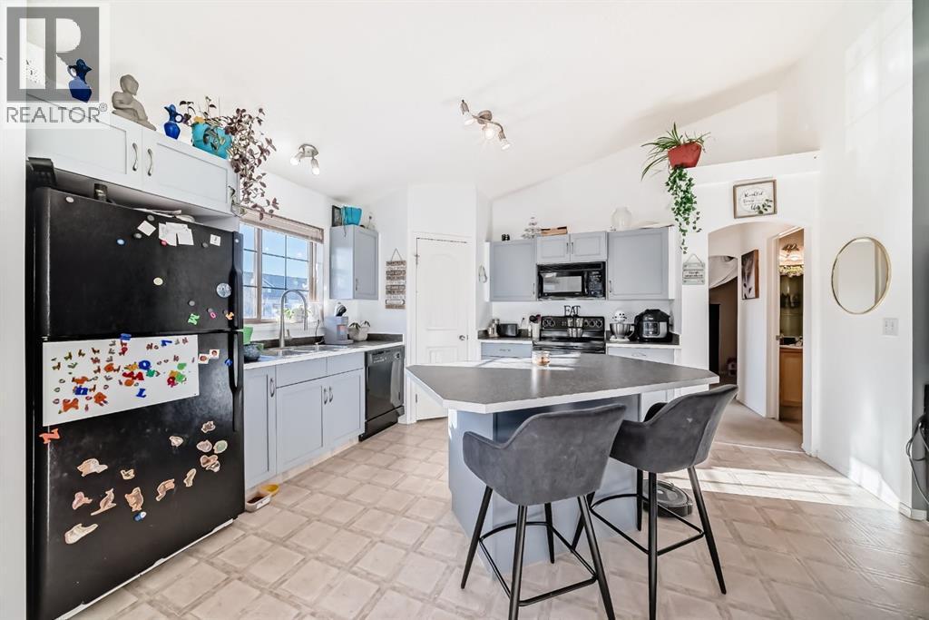 205, 27 Everridge Square Sw, Calgary, AB - Indoor Photo Showing Other Room