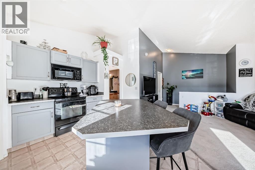 205, 27 Everridge Square Sw, Calgary, AB - Indoor Photo Showing Kitchen