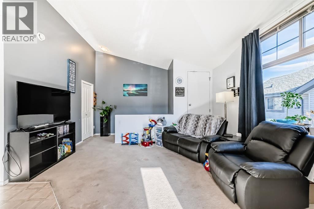 205, 27 Everridge Square Sw, Calgary, AB - Indoor Photo Showing Living Room