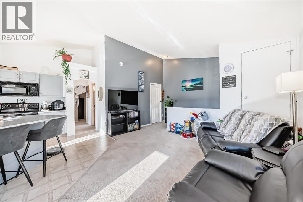 205, 27 Everridge Square Sw, Calgary, AB - Indoor Photo Showing Other Room