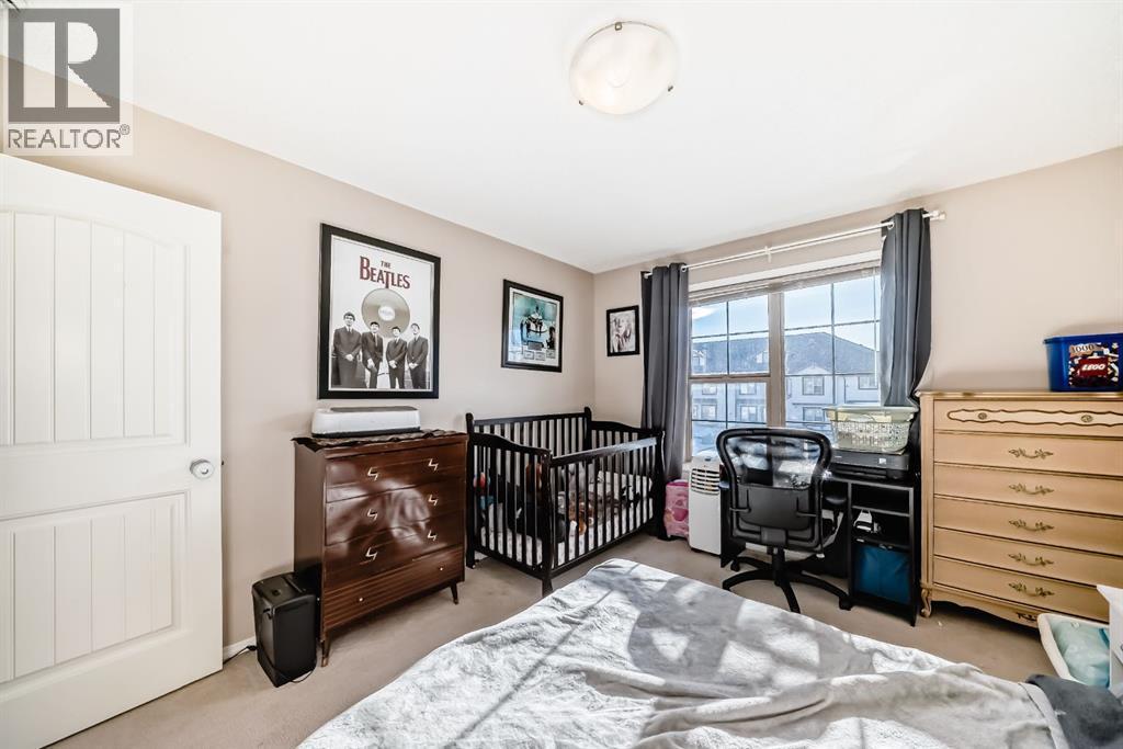 205, 27 Everridge Square Sw, Calgary, AB - Indoor Photo Showing Bedroom