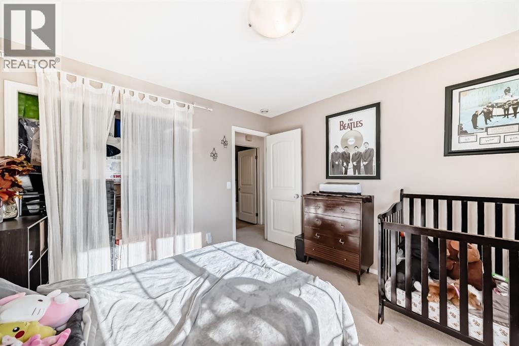 205, 27 Everridge Square Sw, Calgary, AB - Indoor Photo Showing Bedroom