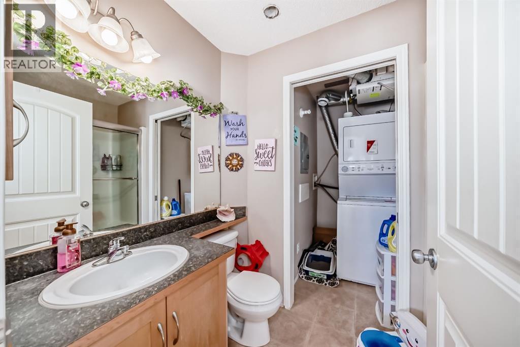 205, 27 Everridge Square Sw, Calgary, AB - Indoor Photo Showing Bathroom