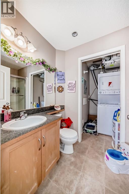 205, 27 Everridge Square Sw, Calgary, AB - Indoor Photo Showing Bathroom