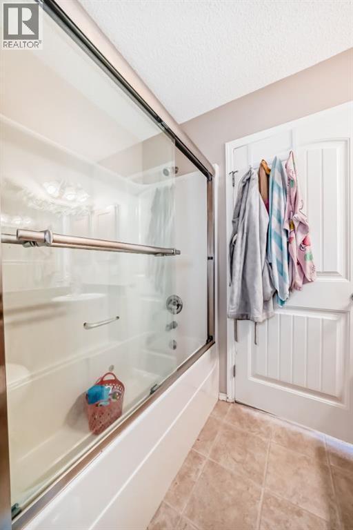 205, 27 Everridge Square Sw, Calgary, AB - Indoor Photo Showing Bathroom