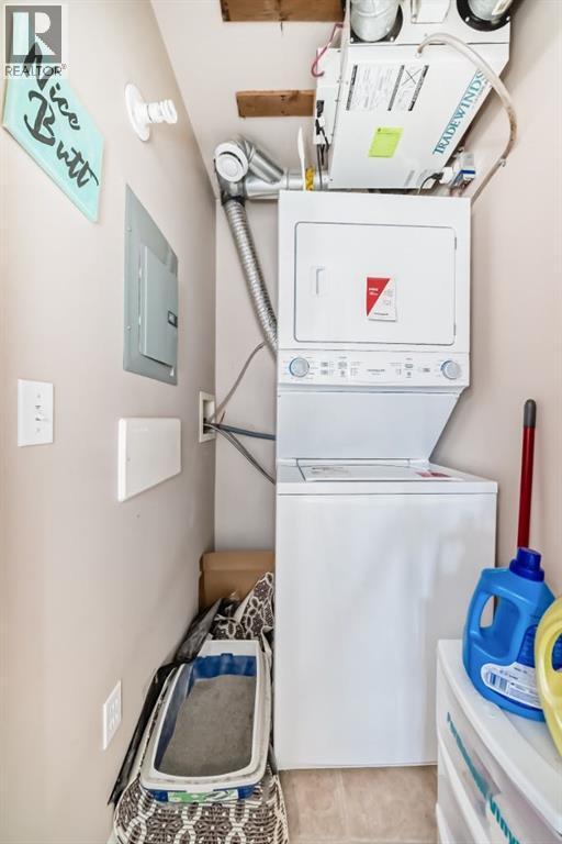 205, 27 Everridge Square Sw, Calgary, AB - Indoor Photo Showing Laundry Room