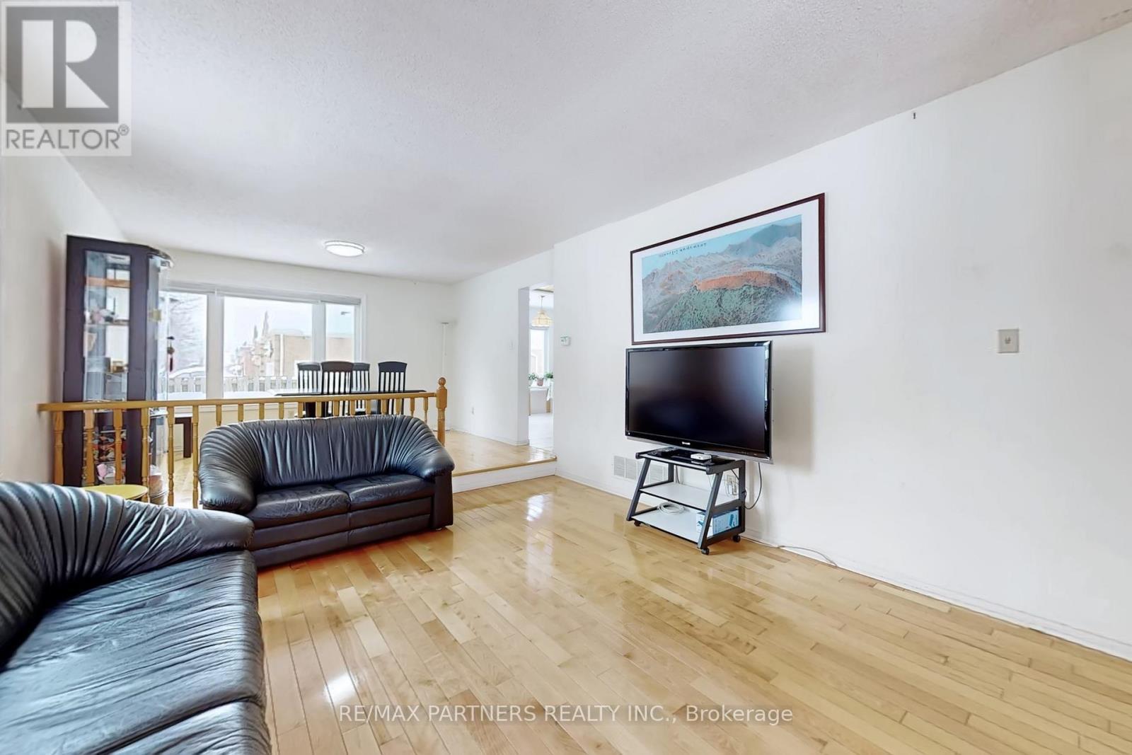 48 Coverdale Crescent, Toronto, ON - Indoor Photo Showing Living Room