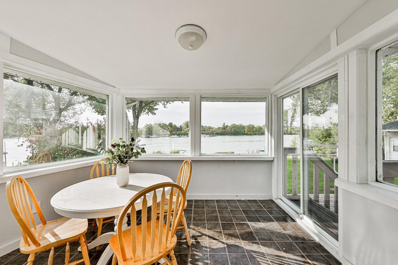 Véranda - 1107 Ch. Des Patriotes N., Mont-Saint-Hilaire, QC