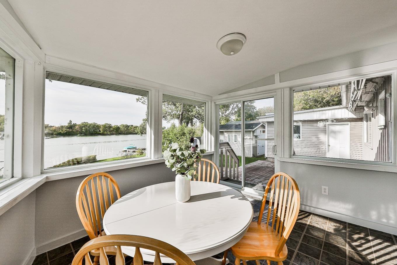 Véranda - 1107 Ch. Des Patriotes N., Mont-Saint-Hilaire, QC