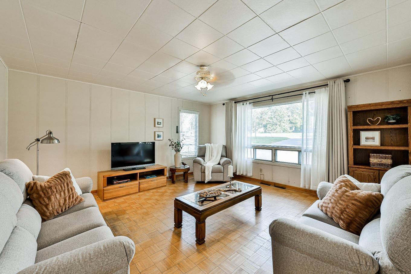 Salon - 1107 Ch. Des Patriotes N., Mont-Saint-Hilaire, QC