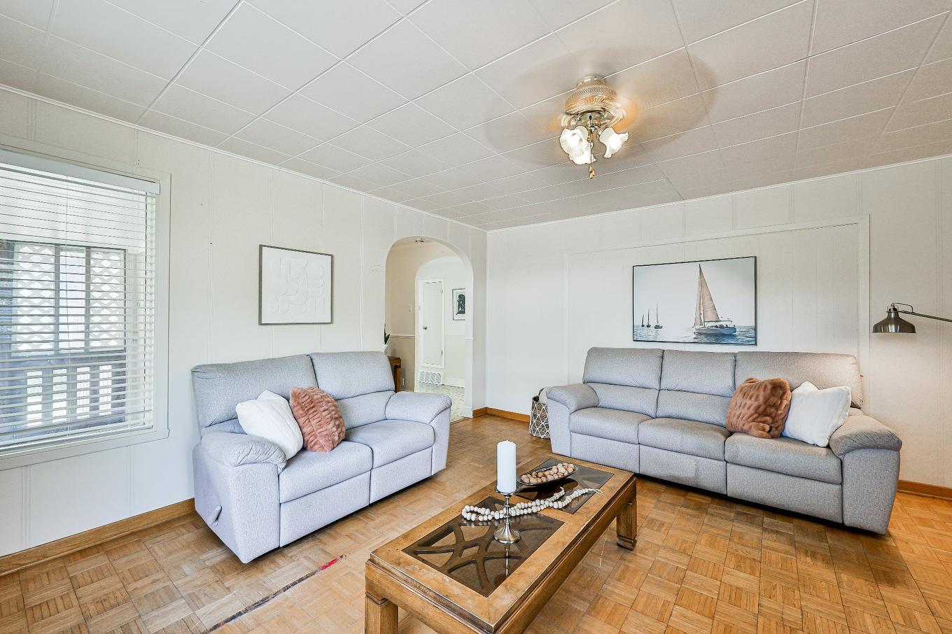 Salon - 1107 Ch. Des Patriotes N., Mont-Saint-Hilaire, QC