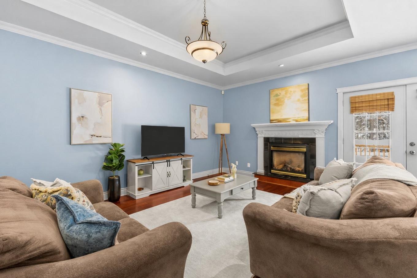 Salon - 1820 Rue Du Violon, Saint-Lazare, QC - Indoor Photo Showing Living Room With Fireplace