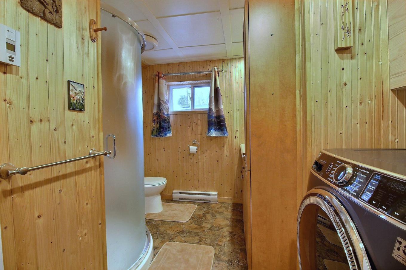 Bathroom - 2125 Rue St-Denis, Drummondville, QC - Indoor Photo Showing Laundry Room