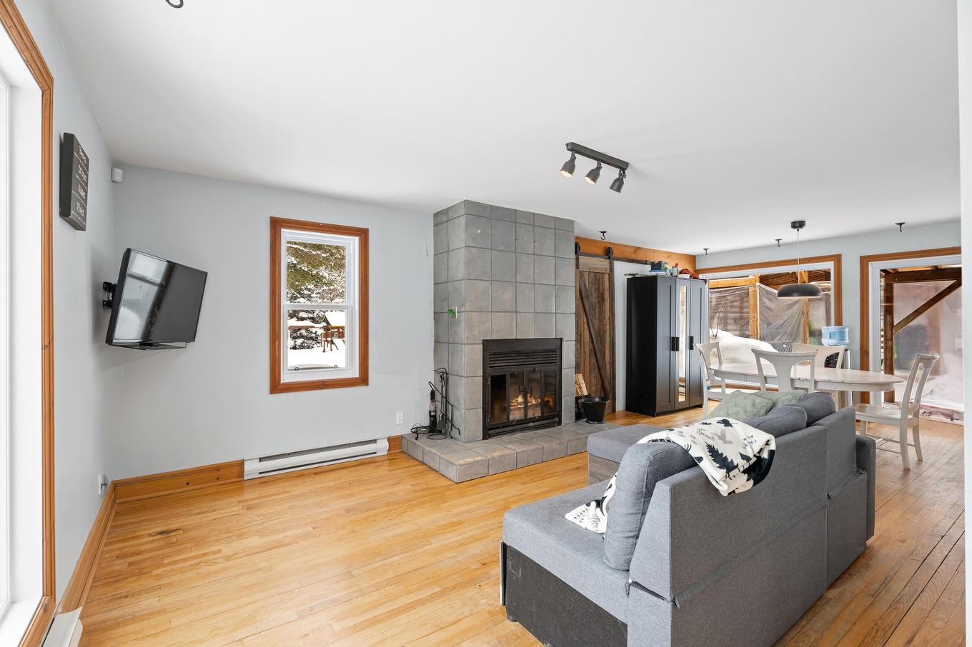 Living room - 1750 Mtée Kavanagh, Mont-Tremblant, QC - Indoor Photo Showing Living Room With Fireplace