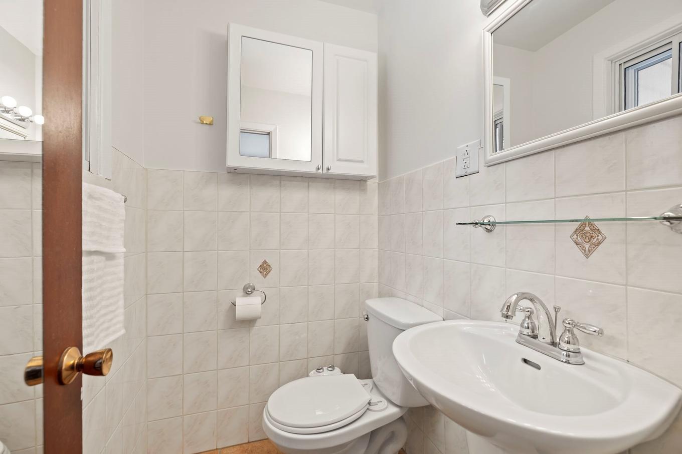 Powder room - 180 Av. Anselme-Lavigne, Dollard-Des-Ormeaux, QC - Indoor Photo Showing Bathroom