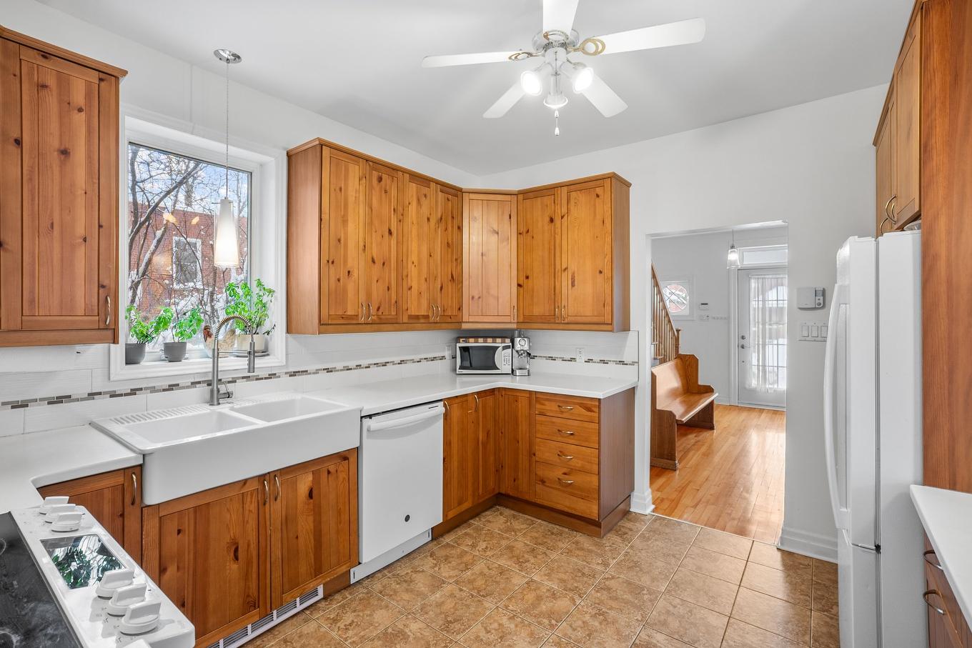 Cuisine - 214 Rue Fairfield, Longueuil (Greenfield Park), QC - Indoor Photo Showing Kitchen With Double Sink