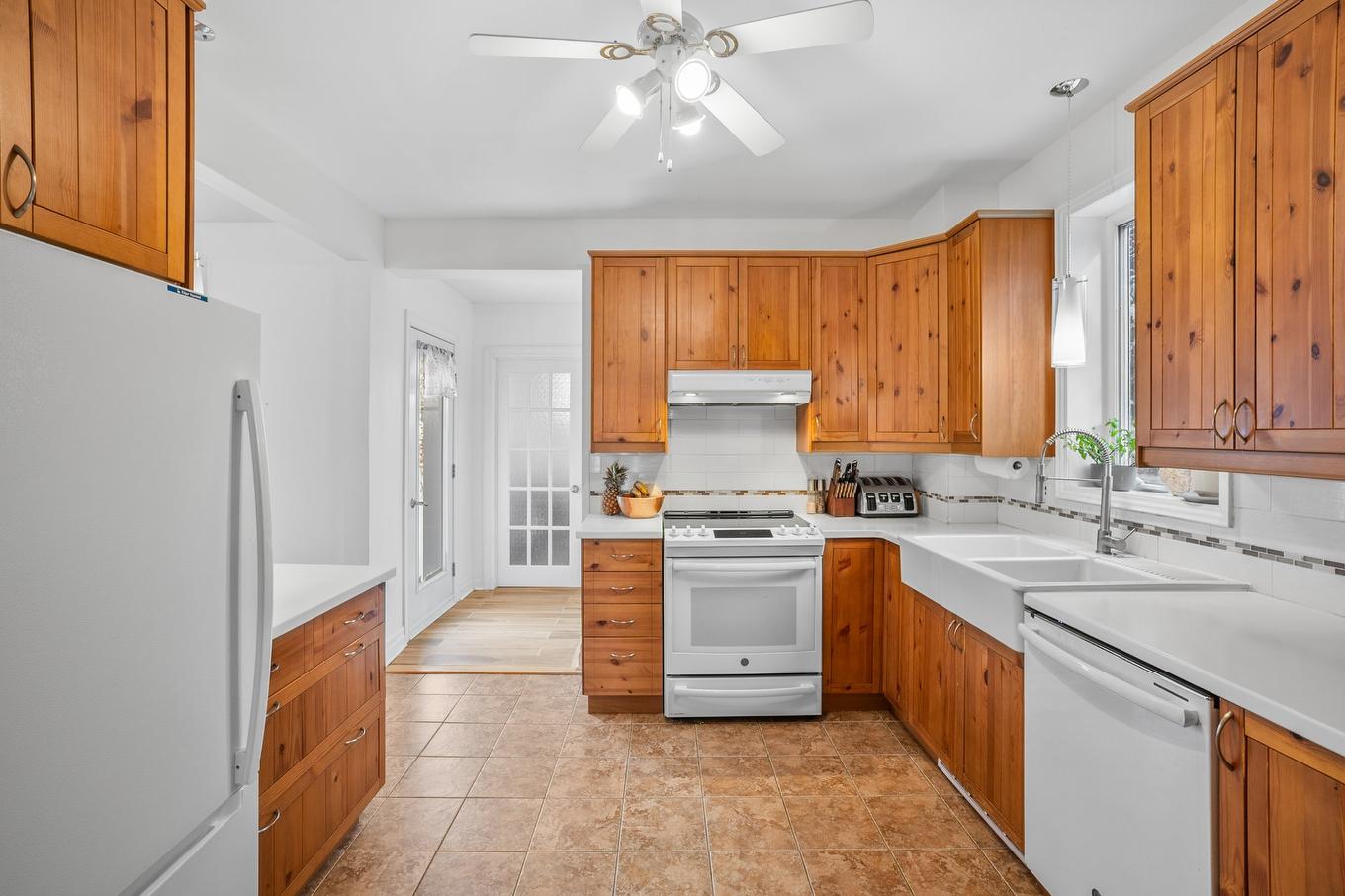 Cuisine - 214 Rue Fairfield, Longueuil (Greenfield Park), QC - Indoor Photo Showing Kitchen With Double Sink