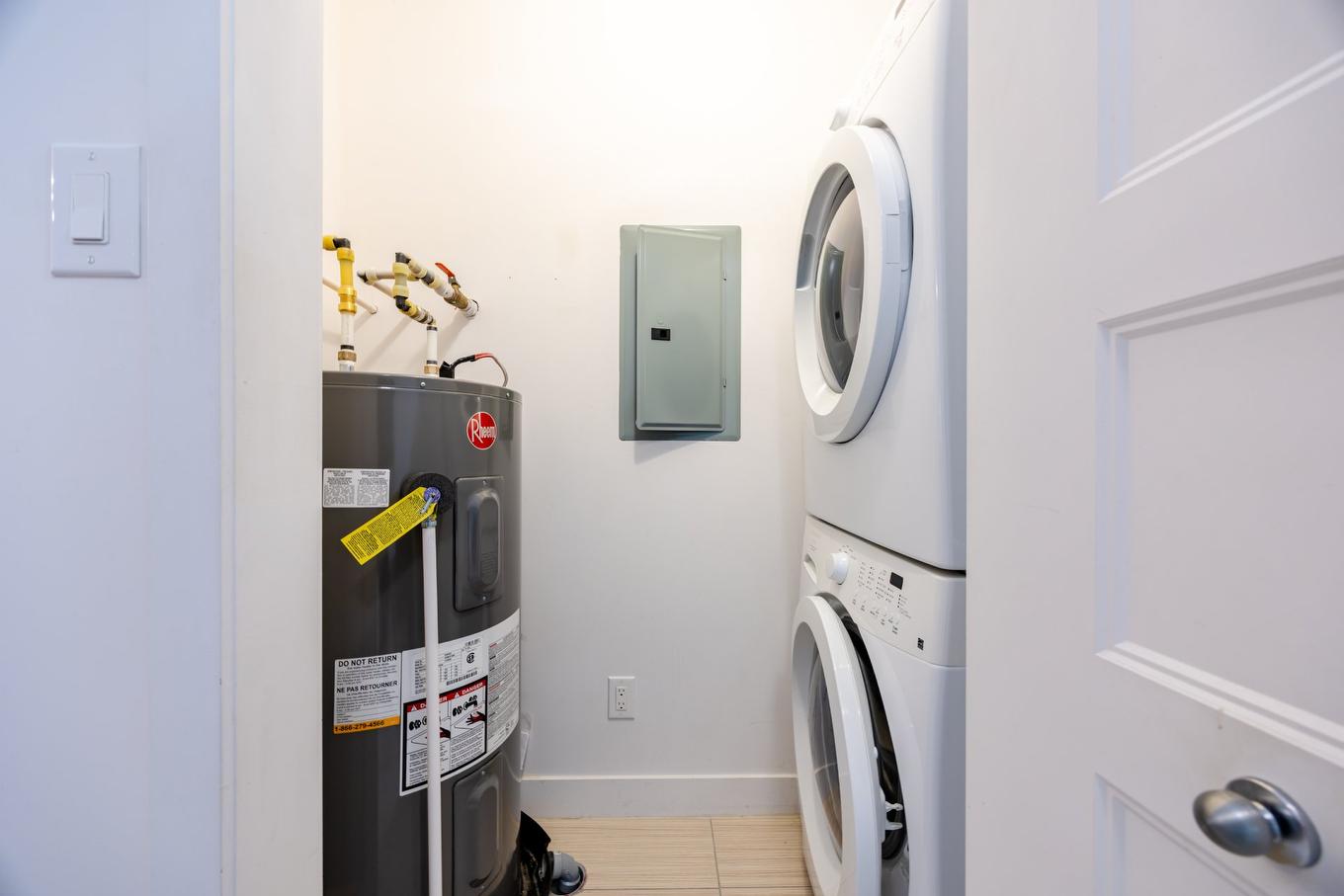 Salle de lavage - 203-440 Rue De La Gauchetière E., Montréal (Ville-Marie), QC - Indoor Photo Showing Laundry Room