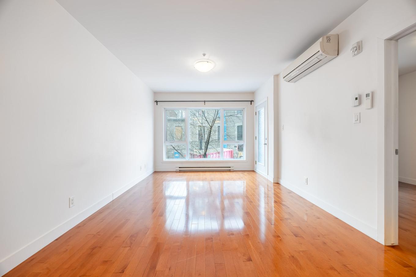 Salon - 203-440 Rue De La Gauchetière E., Montréal (Ville-Marie), QC - Indoor Photo Showing Other Room