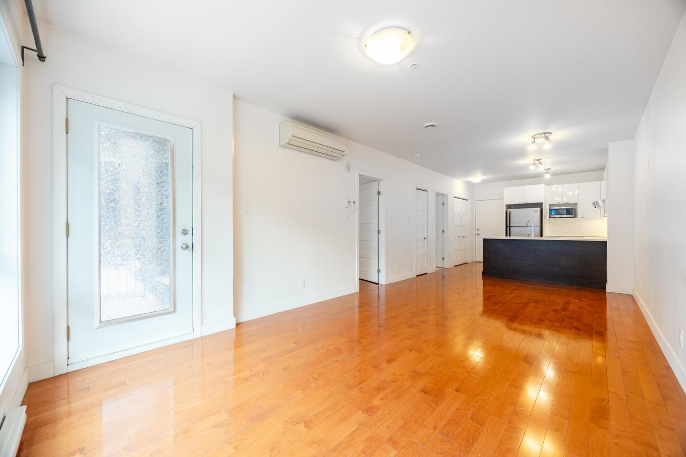 Salon - 203-440 Rue De La Gauchetière E., Montréal (Ville-Marie), QC - Indoor Photo Showing Other Room