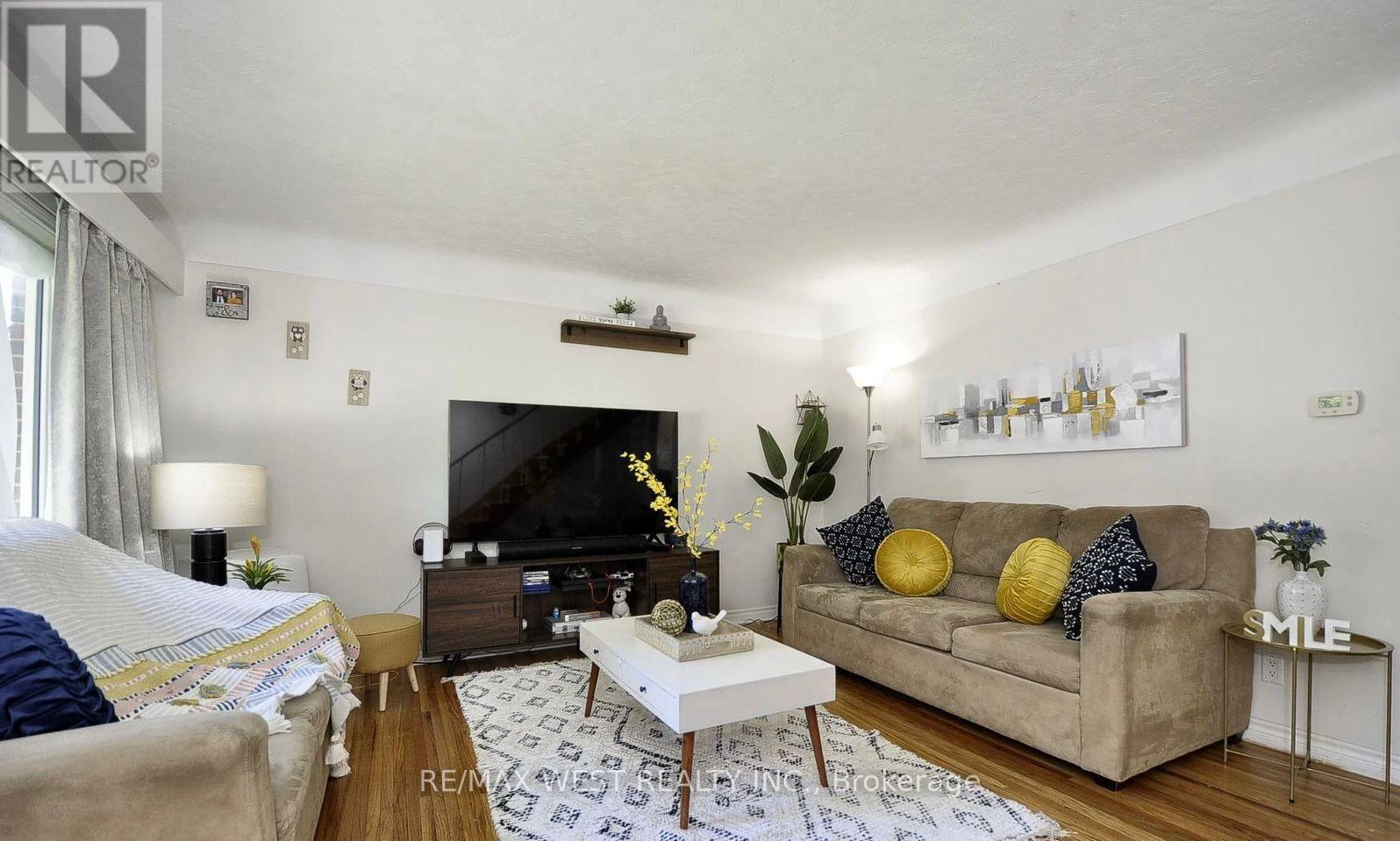 442 Highland Road E, Kitchener, ON - Indoor Photo Showing Living Room