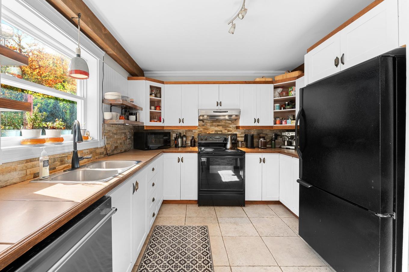 Kitchen - 390 Rue Du Clos-Du-Meunier, Prévost, QC - Indoor Photo Showing Kitchen With Double Sink