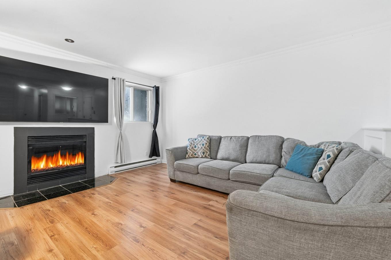 Salon - 1-2408 Rue Des Grisons, Laval (Vimont), QC - Indoor Photo Showing Living Room With Fireplace