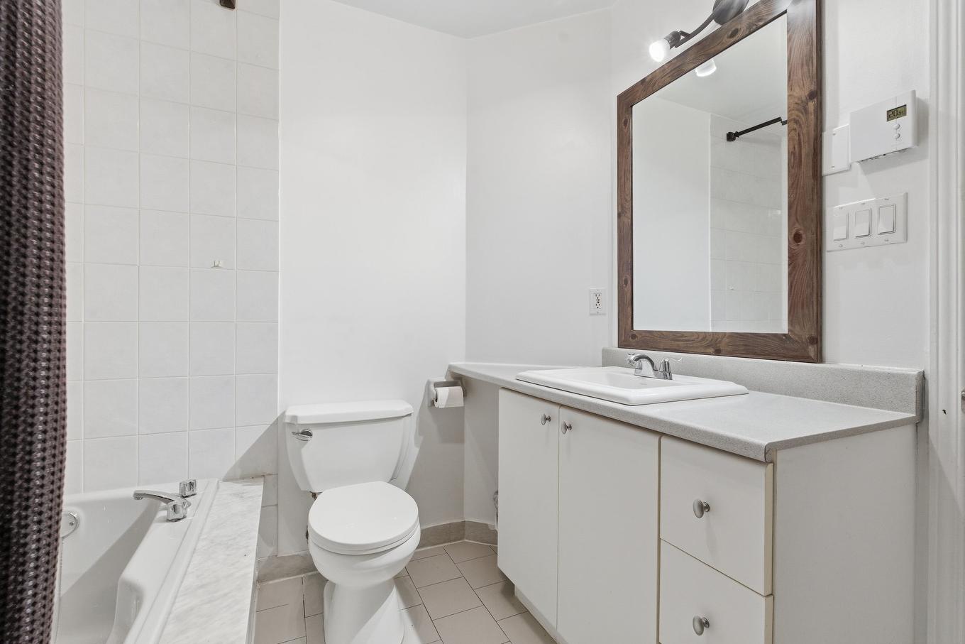 Salle de bains - 1-2408 Rue Des Grisons, Laval (Vimont), QC - Indoor Photo Showing Bathroom